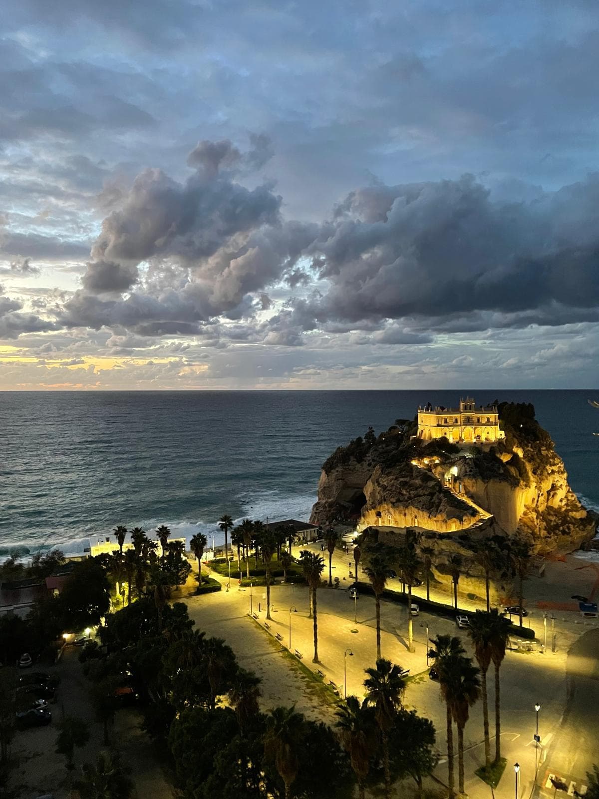 Santa Maria dell'Isola al crepuscolo, Tropea