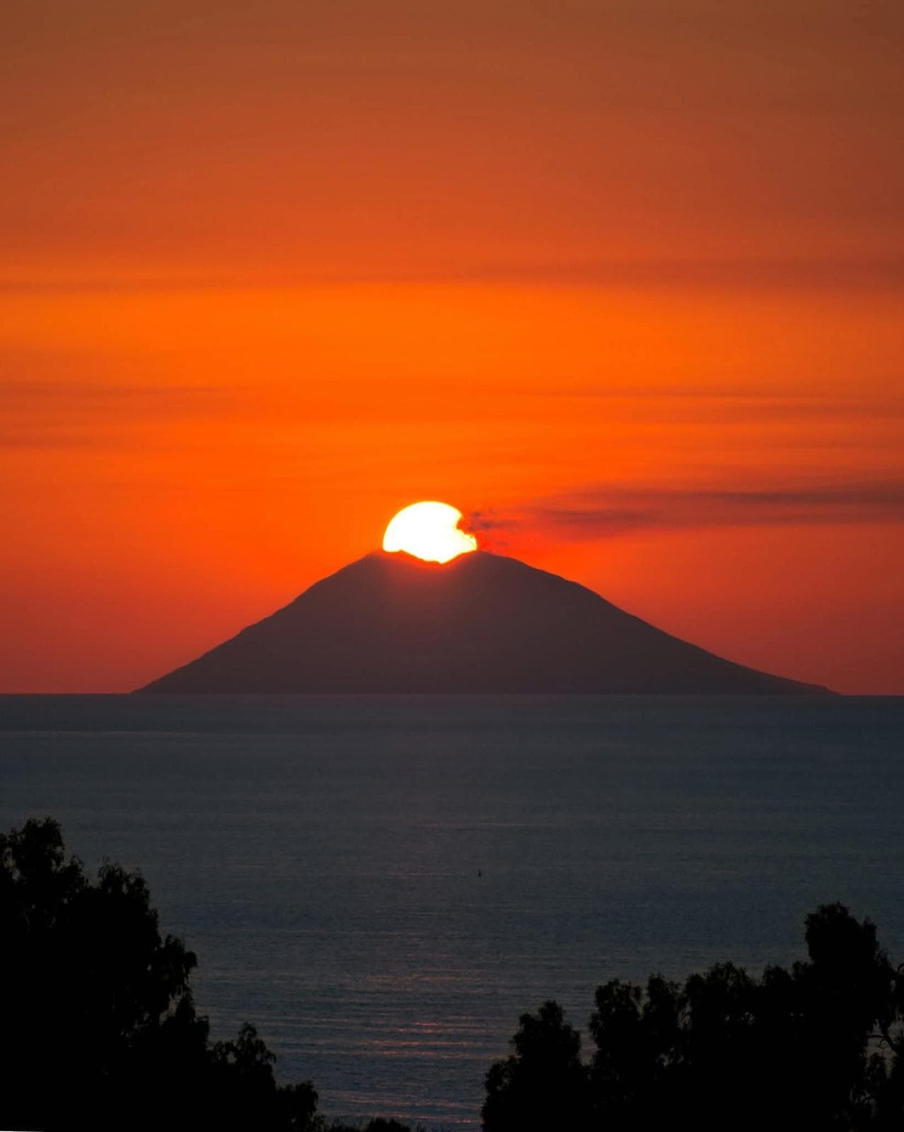 Tramonto sullo Stromboli dalla costa di Tropea